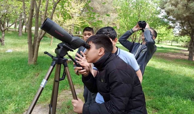 Iğdır'da 'Doğa Öncüleri Projesi' kapsamında öğrencilere doğa ve kuş eğitimi verildi