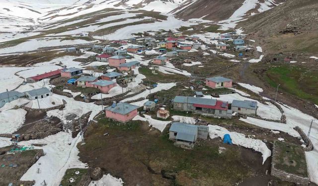Iğdır'da kar altındaki evler drone ile görüntülendi