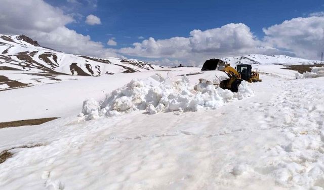 İran sınırında 3 metreyi aşan karda yol açma mesaisi