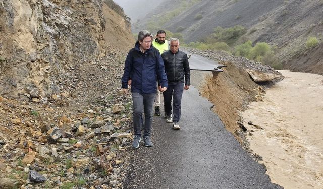 Kemaliye’de sel felaketi: Yol çift yönlü trafiğe kapandı