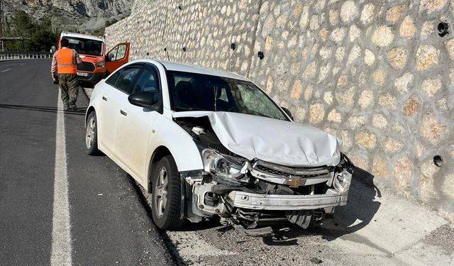 Malatya'da otomobil istinat duvarına çarptı: 1 kişi yaralandı