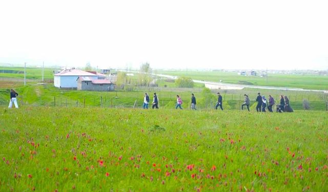 Muş'ta akademisyenler baharın habercisi lalelerle buluştu
