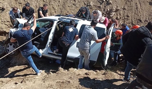 Muş'ta otomobil çaya düştü: 1 yaralı