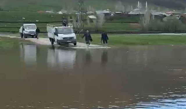 Muş’ta yağış sonrası köyü su bastı