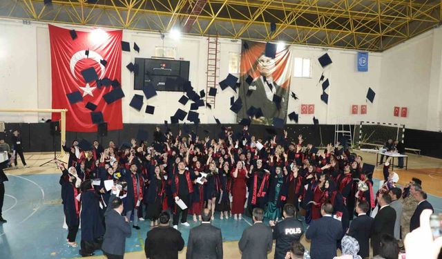 Narman Meslek Yüksekokulu'nda mezuniyet coşkusu yaşandı