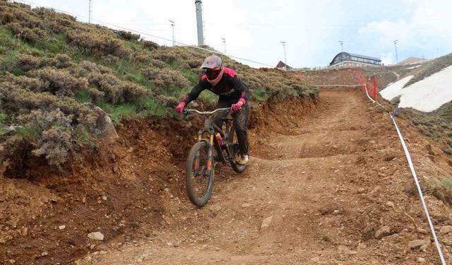 Palandöken'de Downhill Türkiye Şampiyonası heyecanı yaşandı