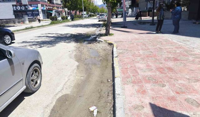 Tarihi caddede bitmeyen altyapı sorunu tepki çekiyor