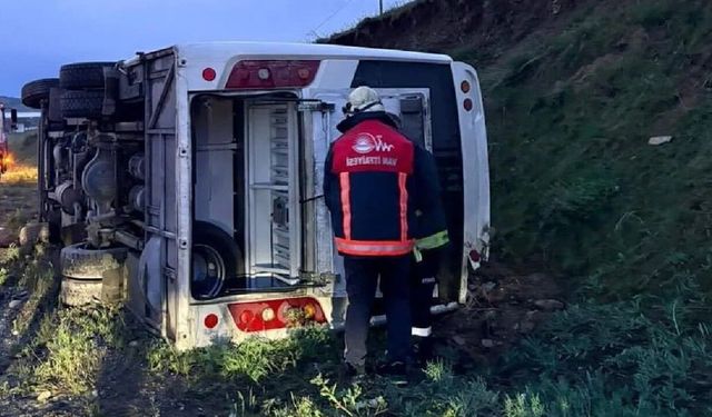 Van’da emniyet servis aracı devrildi: 4 yaralı