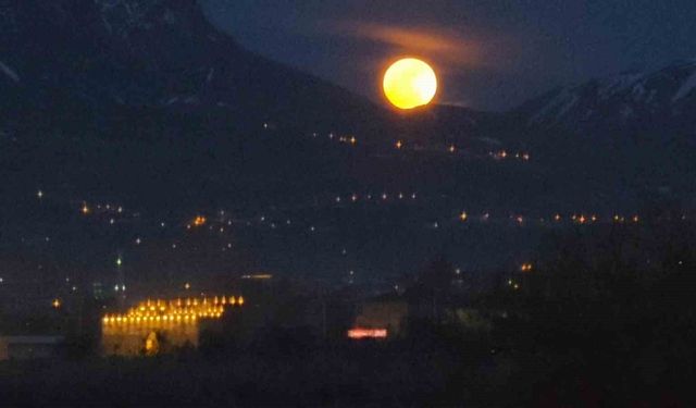 Van'da tarih ve dolunay manzarası hayran bıraktı