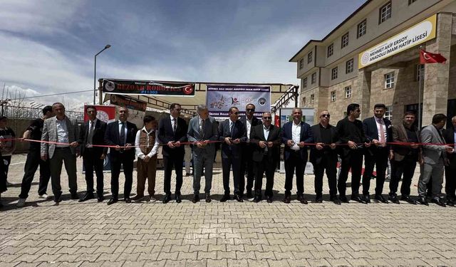 Yüksekova’da TÜBİTAK şenliği renkli görüntülere sahne oldu