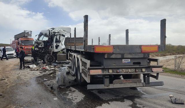 Ahlat’ta iki tır çarpıştı: 1 yaralı