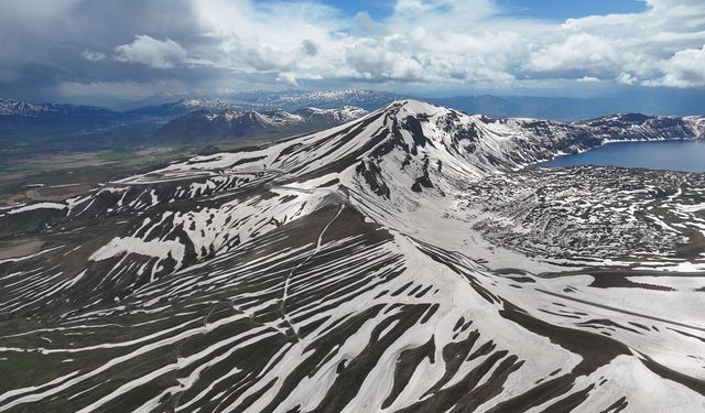 Nemrut Krateri’nde iki mevsim bir arada görüntülendi