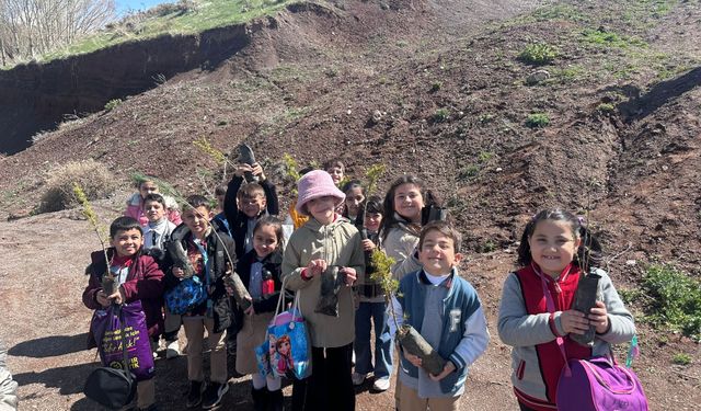 Ahlat’ta minik öğrenciler 500 fidanı toprakla buluşturdu