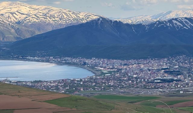 Tatvan’ın heybetli görüntüsü görsel şölen oluşturdu