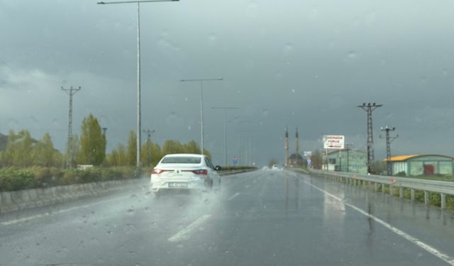 Tatvan’da sağanak yağış sürücülere zor anlar yaşattı