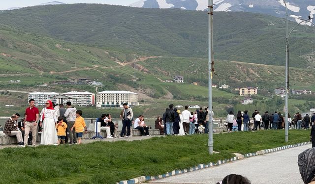 Tatvan sahili bayramın ikinci gününde doldu taştı