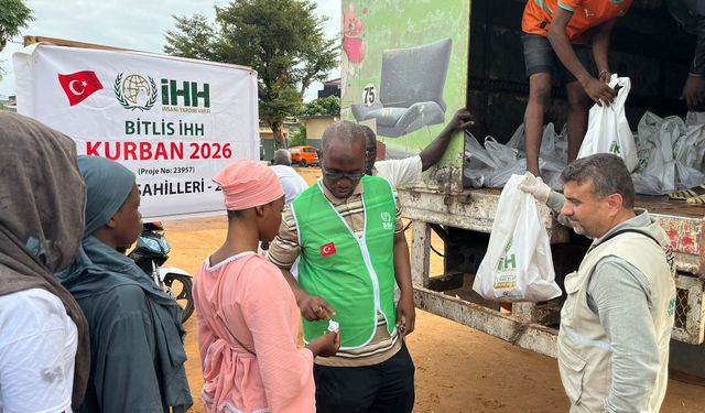 Ahlatlı Erkan Afrika’da kurban çalışmasına katıldı