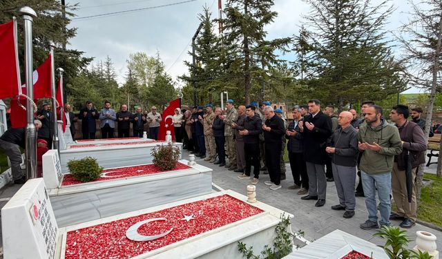 Şehit Sarıgül unutulmadı: Ahlat’ta kabri başında anma