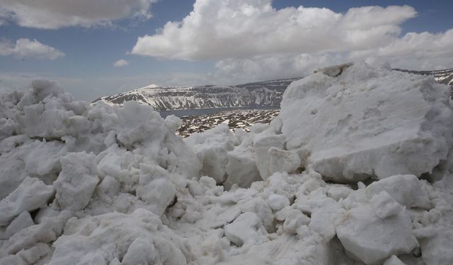 Vali Karakaya Nemrut’taki karla mücadele çalışmasına katıldı