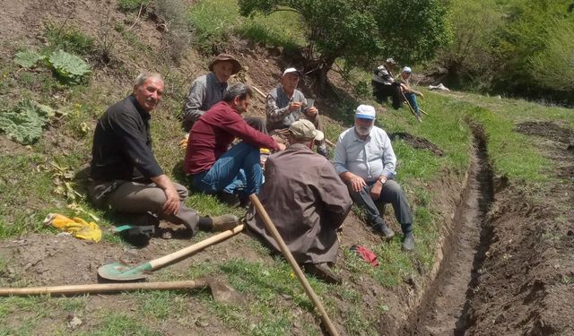 Uludere köylülerinden imece usulü su kanalı temizliği