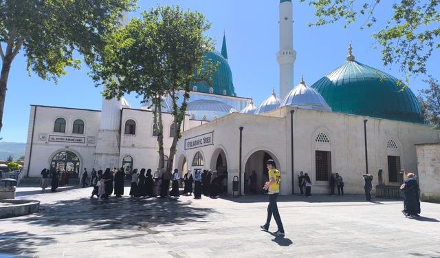 Bitlislilerden Veysel Karani Türbesine ziyaret