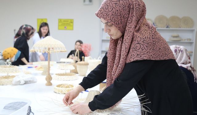 Bitlisli Kadınlar Sepet Örerek Aile Ekonomisine Katkı Sağlıyor