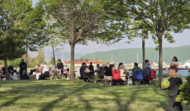 Tatvan sahilinde güneşli hava yoğunluğu