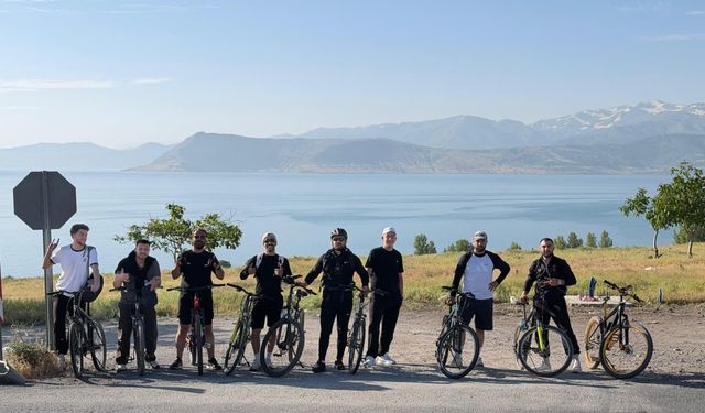 Tatvan’da bisiklet tutkunlarından sabah turu