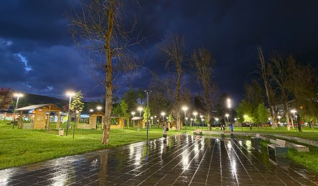 Yağmur sonrası Tatvan Millet Bahçesi'nde kartpostallık manzara