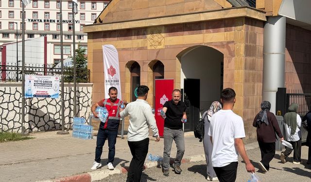 Bitlis’te YKS adaylarına su ikramı