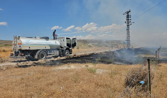 Adilcevaz'da otlak alanda çıkan yangın güçlükle söndürüldü