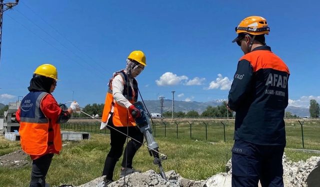 AFAD'dan Gençlik ve Spor personeline enkazda arama kurtarma eğitimi verildi