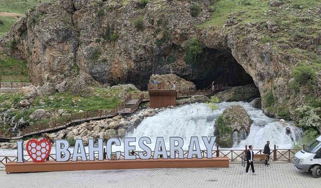 Bahçesaray'daki doğal kaynak ilgi görüyor