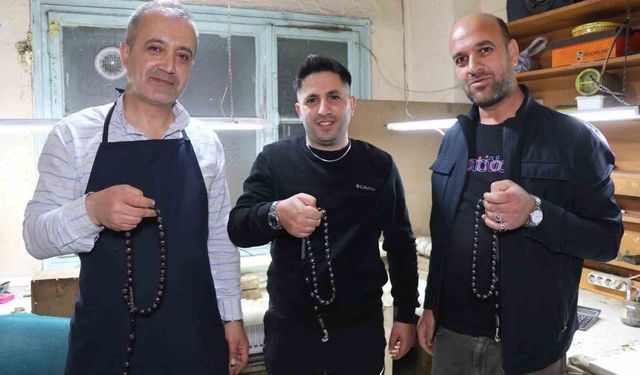 Balık taneli Oltu taşı tespihi görenleri şaşırtıyor
