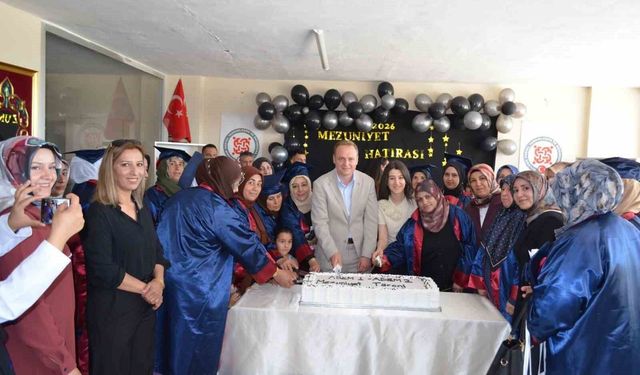 Bulanık'ta okuma yazma öğrenen 50 kadın mezuniyet heyecanı yaşadı