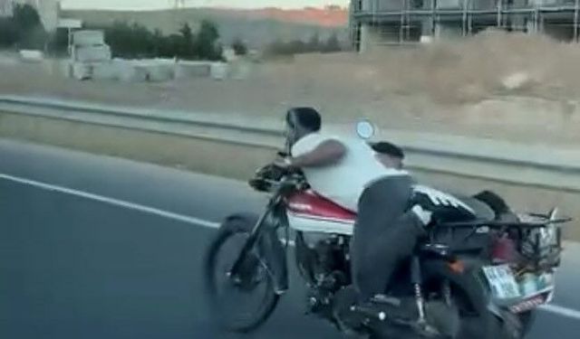 Canını hiçe saydı, motosikletin üzerine uzandı