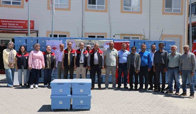 Elazığ’da 15 arı yetiştiricisine 150 kovan desteği