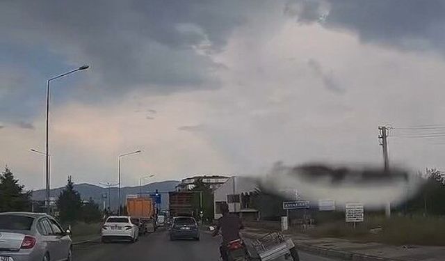 Elazığ'da motosiklet sürücüsünün tehlikeli yolculuğu kameralara yansıdı