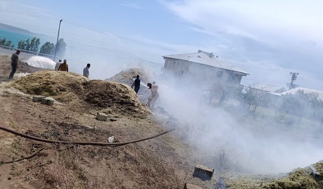 Erciş'te 20 ton saman kül oldu