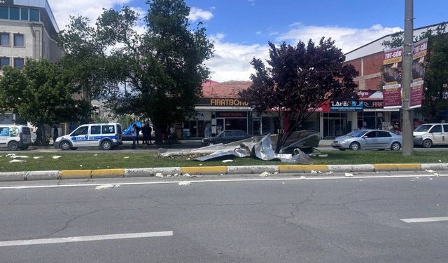Erzincan'da kuvvetli rüzgar hasara yol açtı