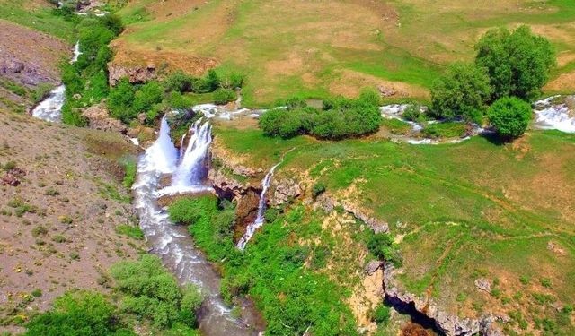 Erzincan'ın gizli hazinesi Konarlı Şelalesi, motokroscuların objektifinde
