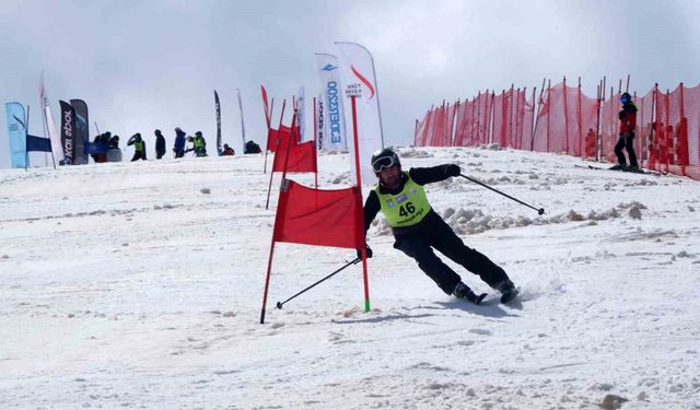 Erzurum'da Haziran ayında kayak keyfi sürüyor