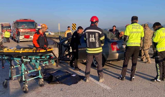Erzurum'da otomobil ile kamyonet çarpıştı: 3 ölü, 3 yaralı
