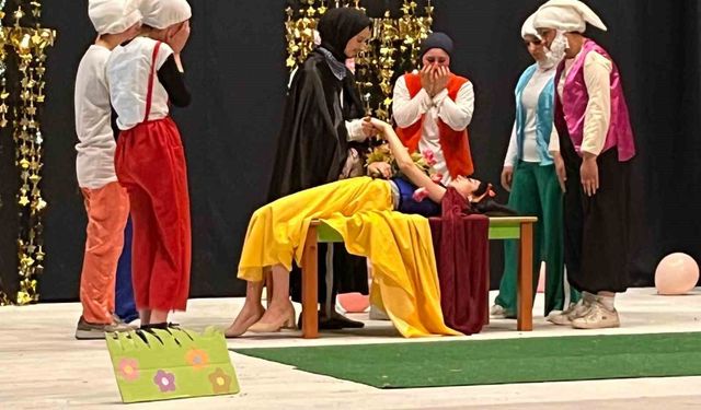 Genç kızların sahnelediği masal tiyatrosu büyük beğeni topladı