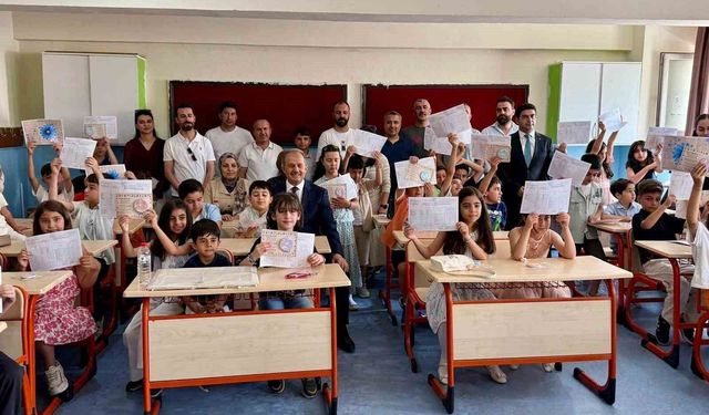 Hakkari'de ders zili sustu, karne sevinci başladı