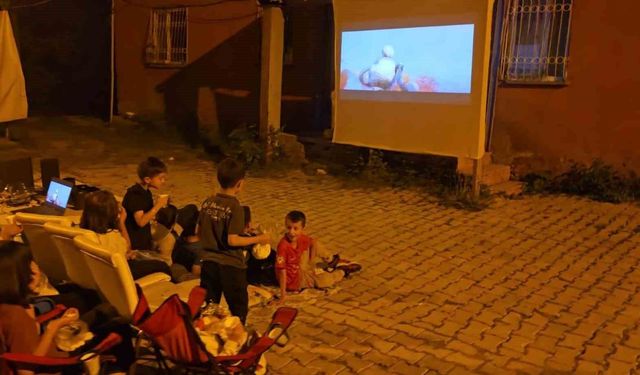 Hakkari'de dev ekranda sinema keyfi yaşandı
