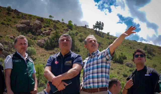 Hakkari’de Uzman ekipler heyelan alanında incelemelerde bulundu
