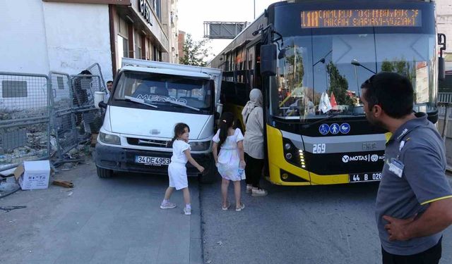 Kaldırıma park edilen kamyonet trafiği felç etti