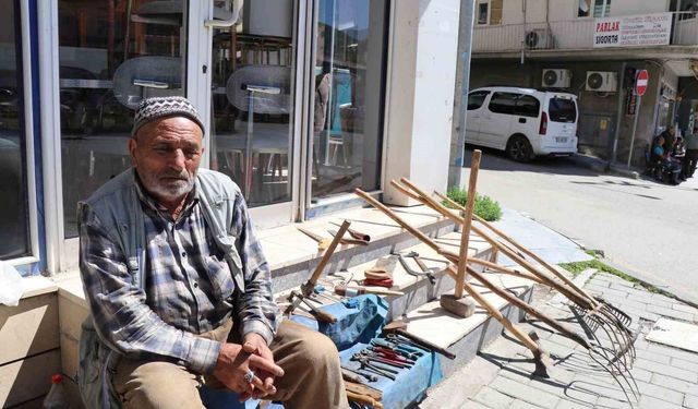Kaldırımda sattığı tarım aletlerine hayırsever iş insanından destek