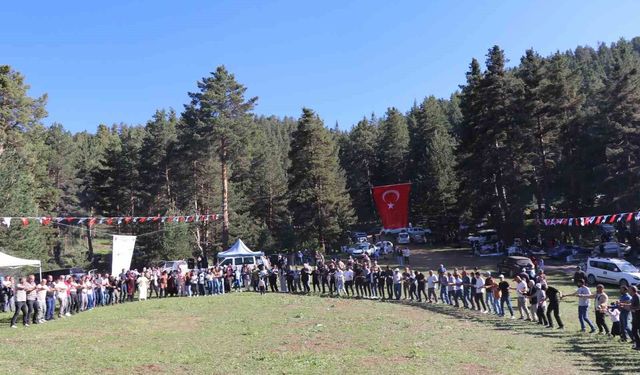 Karnavas Dut Pekmezi Festivali'nde çocuklar parmakla pekmezi en hızlı yemek için yarıştı